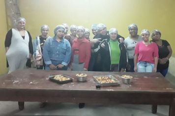 Mais de 10 mulheres participam de curso de culinária 