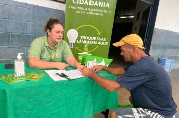 Projeto Energia com Cidadania promove troca de lâmpadas antigas por eficientes em Jacupiranga.