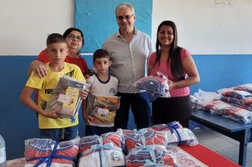 Entrega de kits de material e uniforme escolar continua 