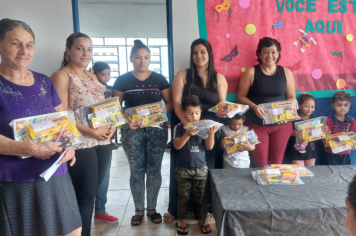 Alunos do Pé da Serra recebem kit escolar de material e uniforme 