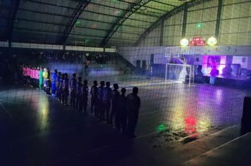 Abertura do Campeonato Municipal de Futsal conta com iluminação especial e arquibancada cheia  