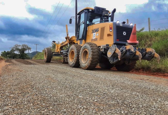 Retomando os serviços de manutenções e recuperação das estradas rurais após fortes chuvas na região.
