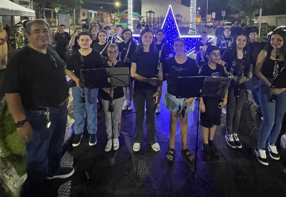 Apresentação Natalina Encanta o Público na Feira da Lua