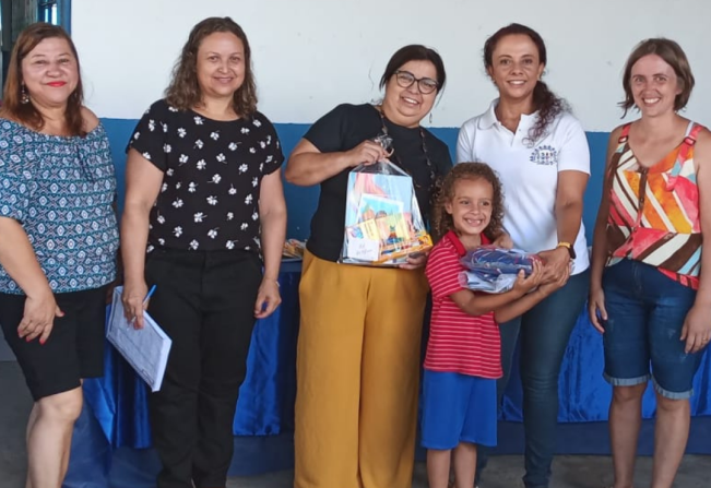 Entrega dos Kits de material e uniforme escolar continua